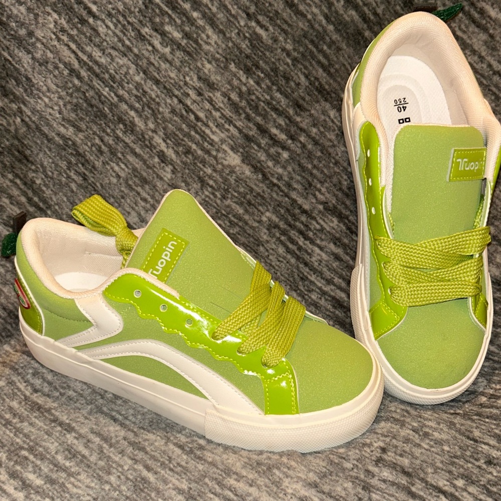 Women’s Tuopin Good Apple Kadin Sneakers Never worn Size 40 (7.5) green stylish